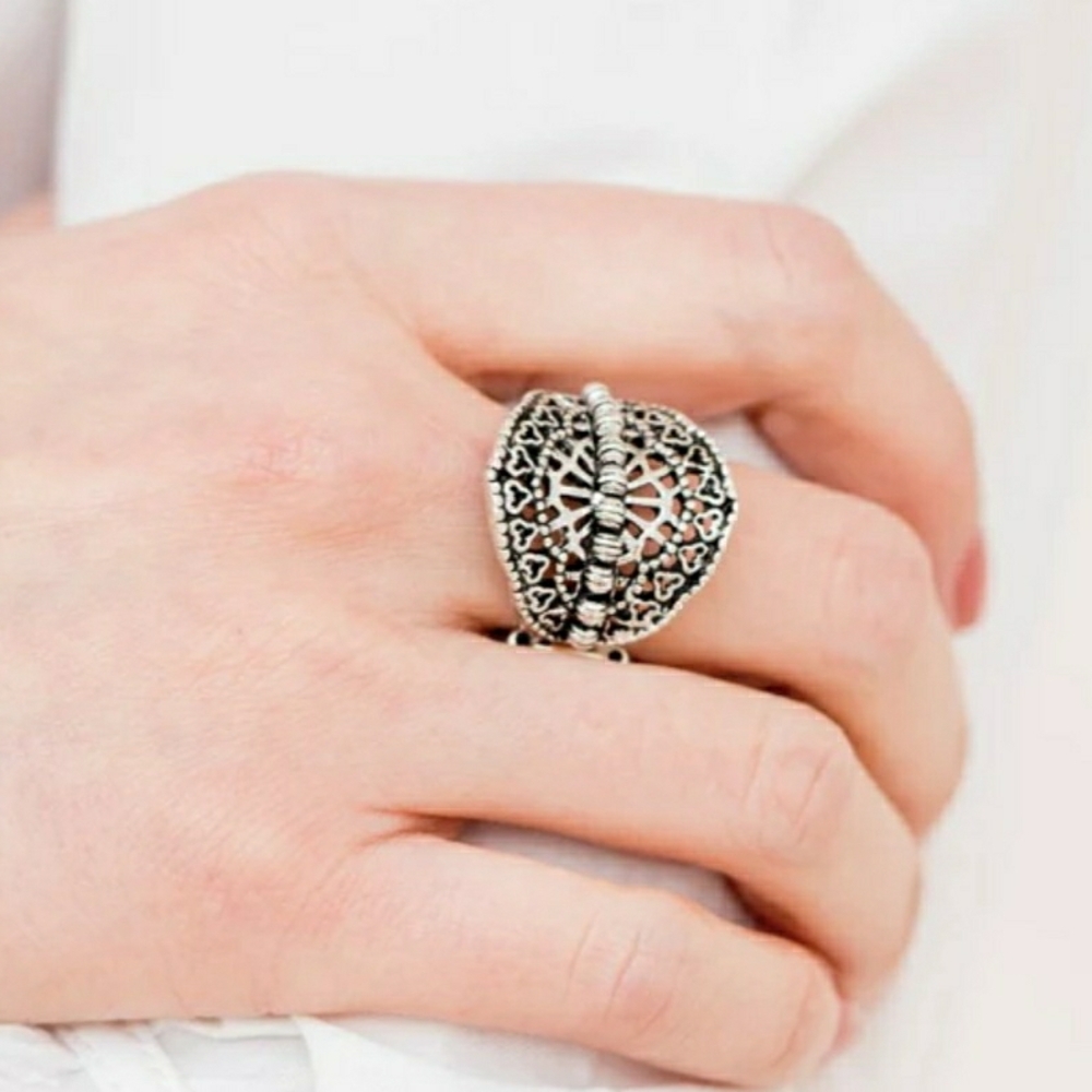 Elegant Silver Filigree Ring